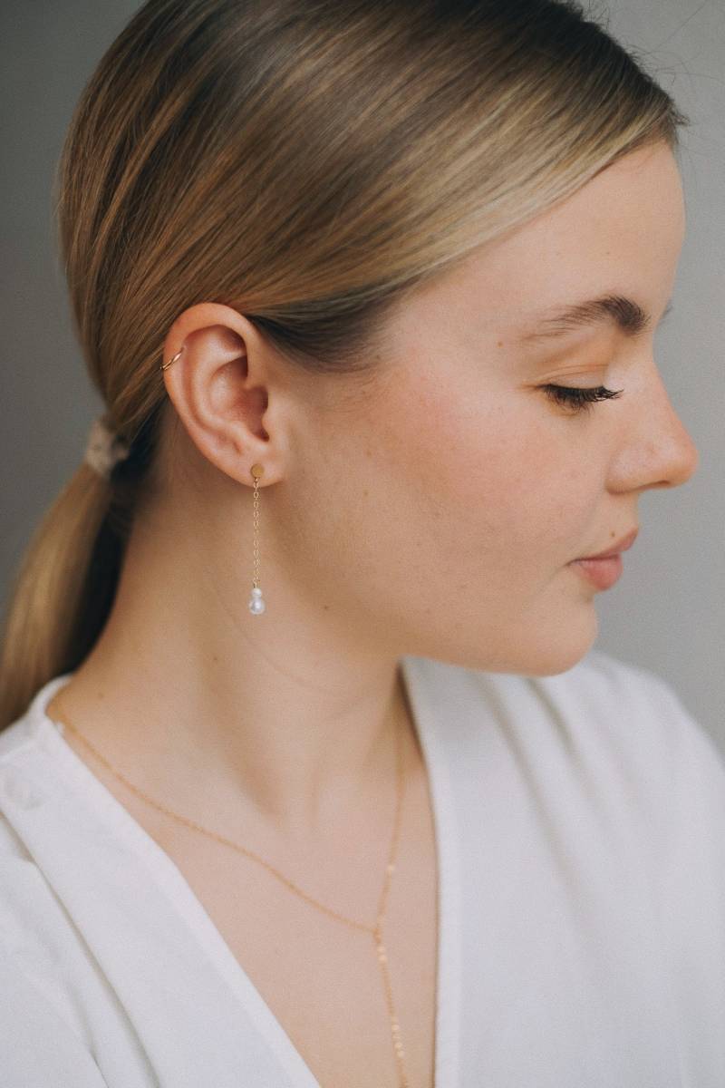 Perlen Ohrringe Hängend Gold Brautschmuck 14K Filled Freya von SophistiqueJewellery