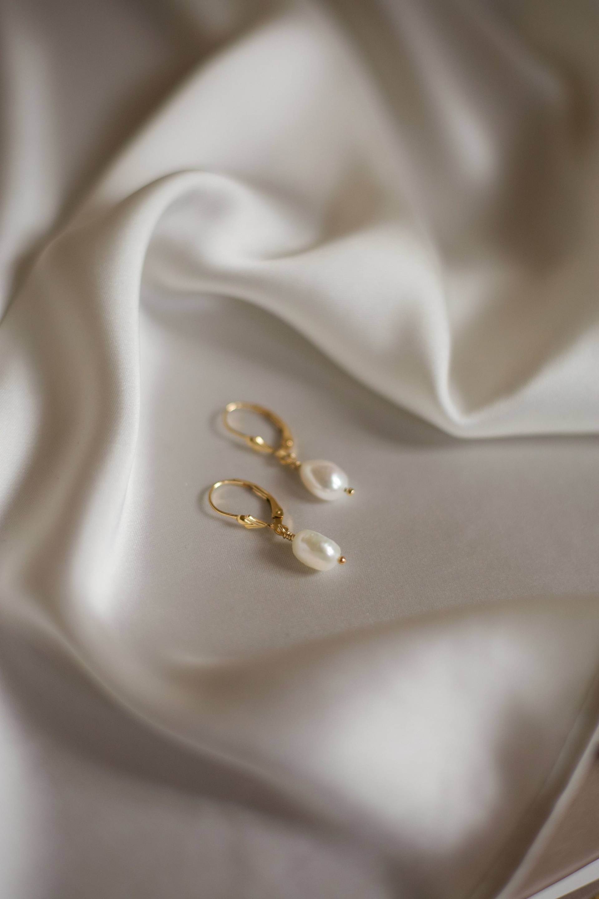 Perlenohrringe Gold Hängend 14K Filled Daphne von SophistiqueJewellery