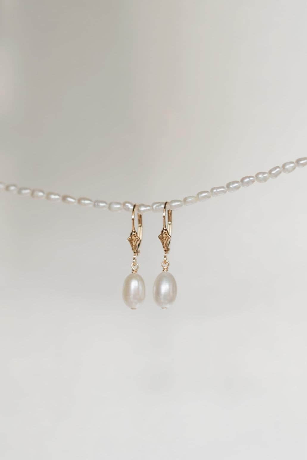 Perlenohrringe Gold Hängend 14K Filled Daphne von SophistiqueJewellery