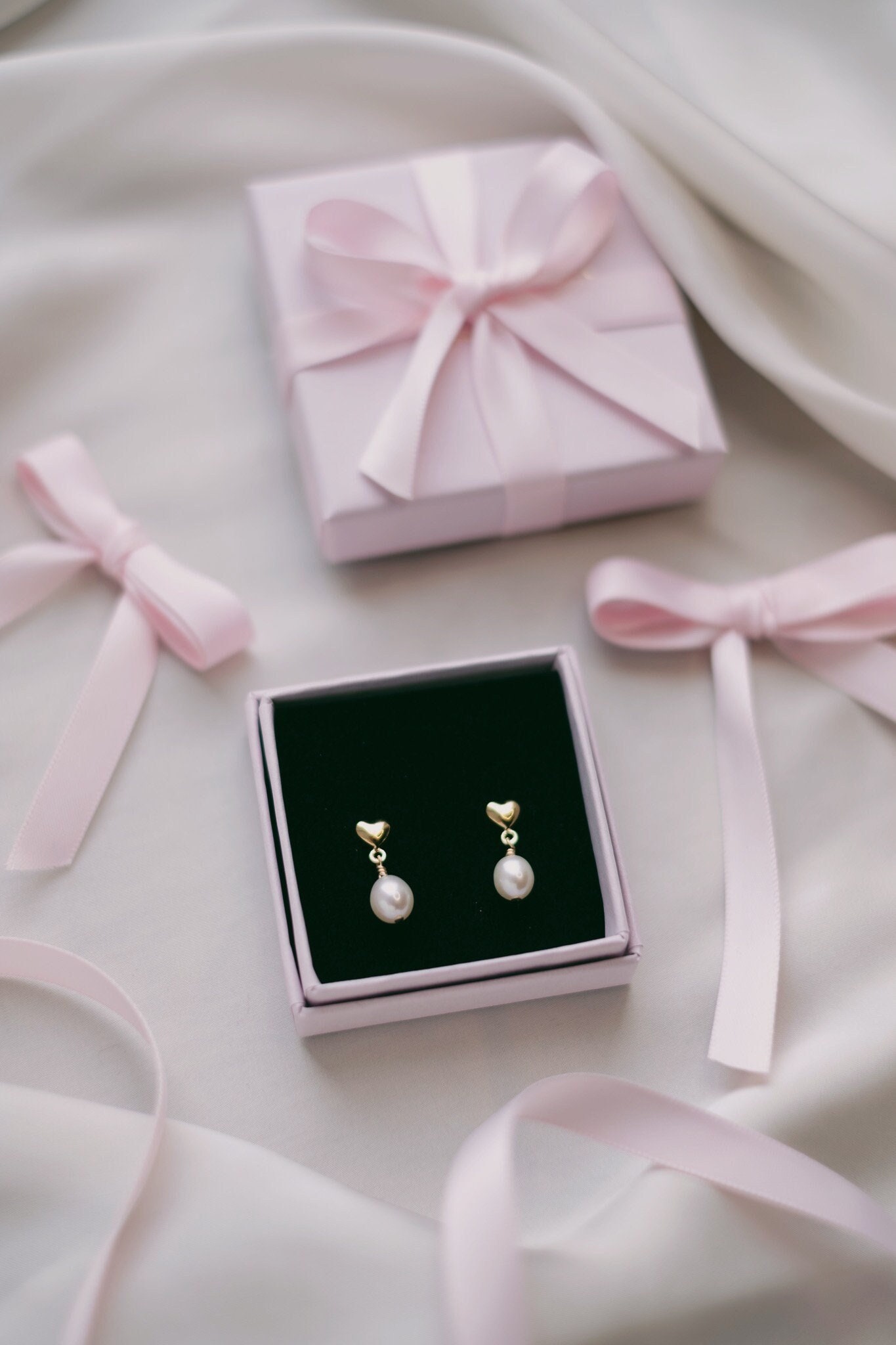 Perlenohrringe Gold Mit Herz 14K Filled Aimée von SophistiqueJewellery