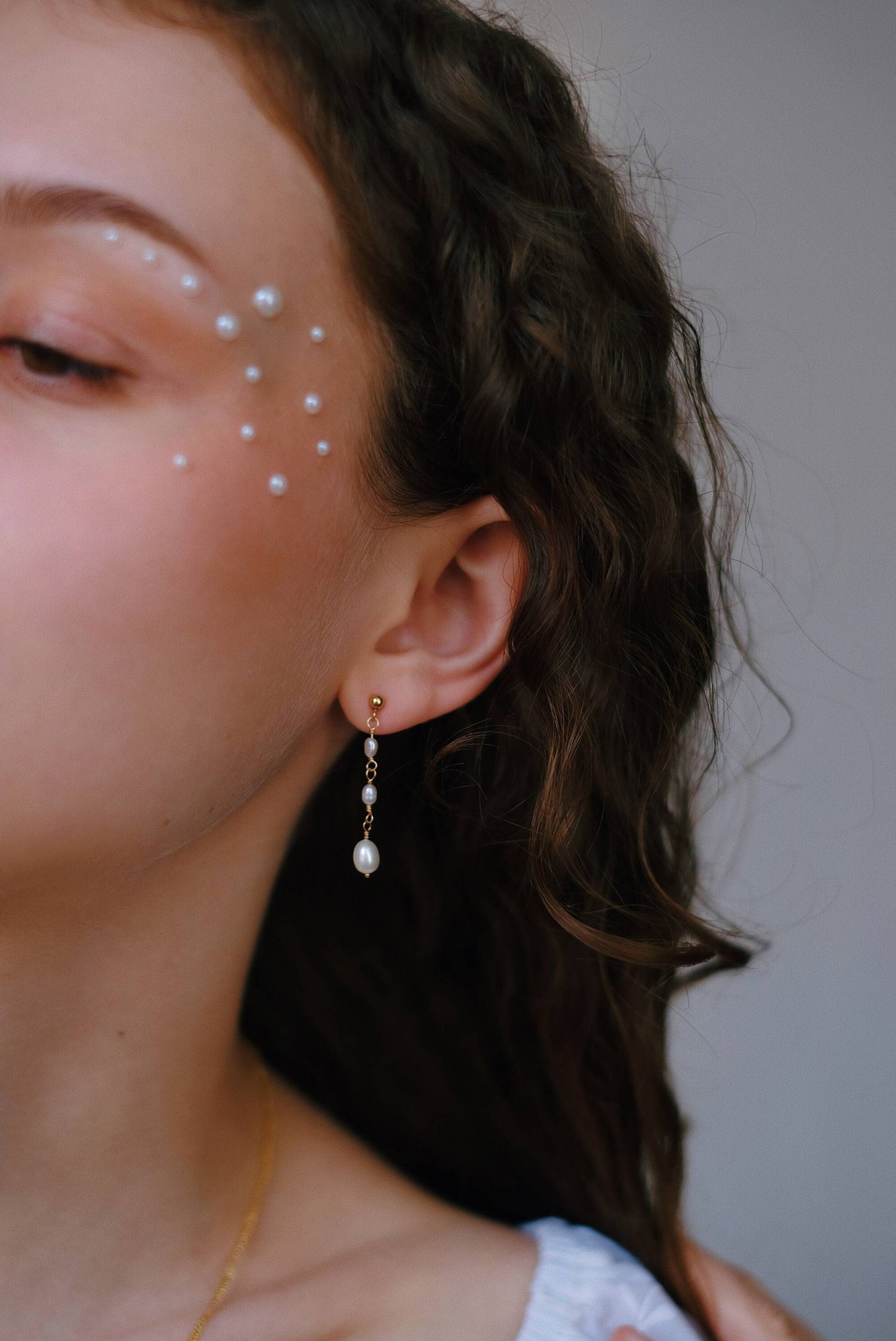 Perlenohrringe Hängend Gold 14K Filled Süßwasserperlen Ohrringe Eloise von SophistiqueJewellery