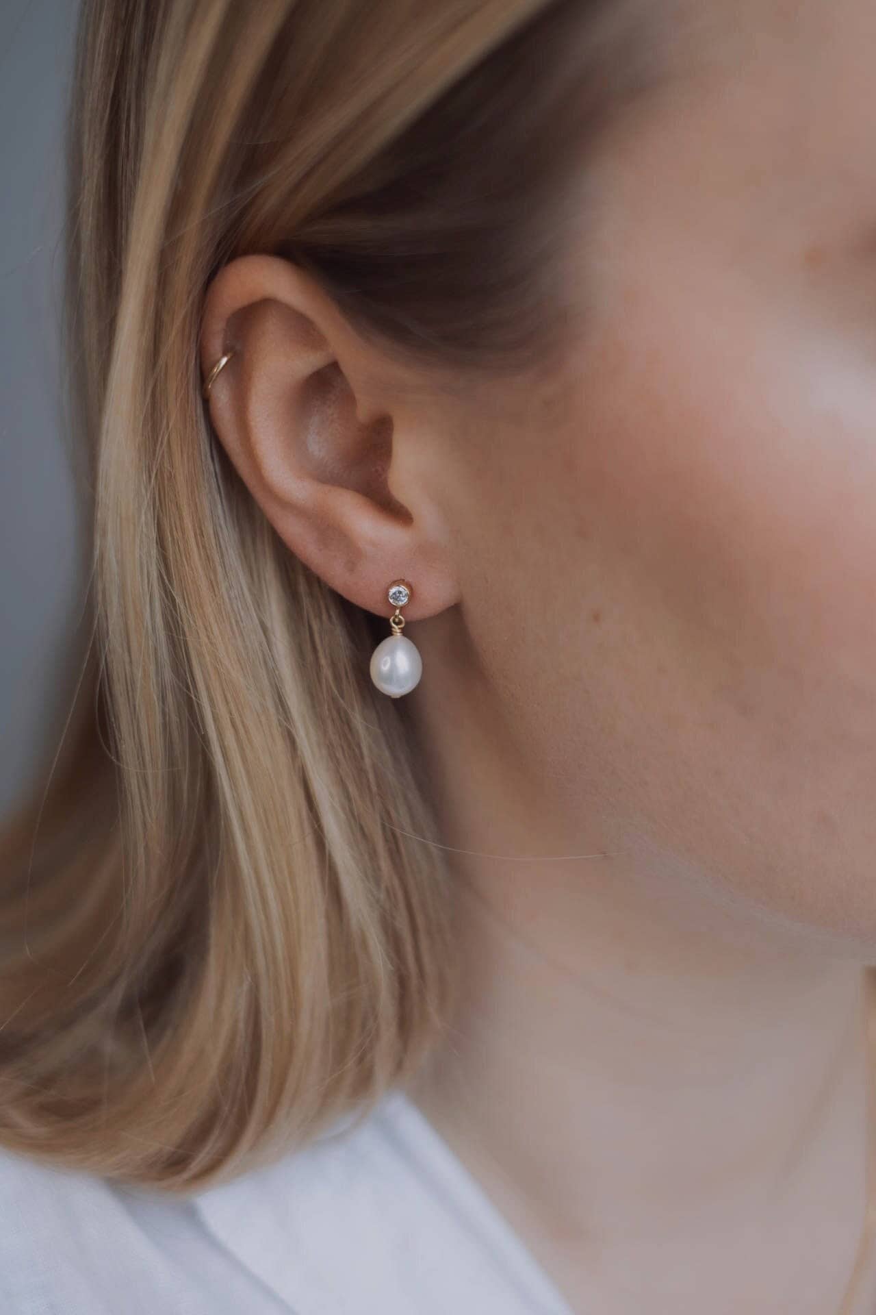 Perlenohrringe Hängend Gold Mit Zirkonia Stein 14K Filled von SophistiqueJewellery