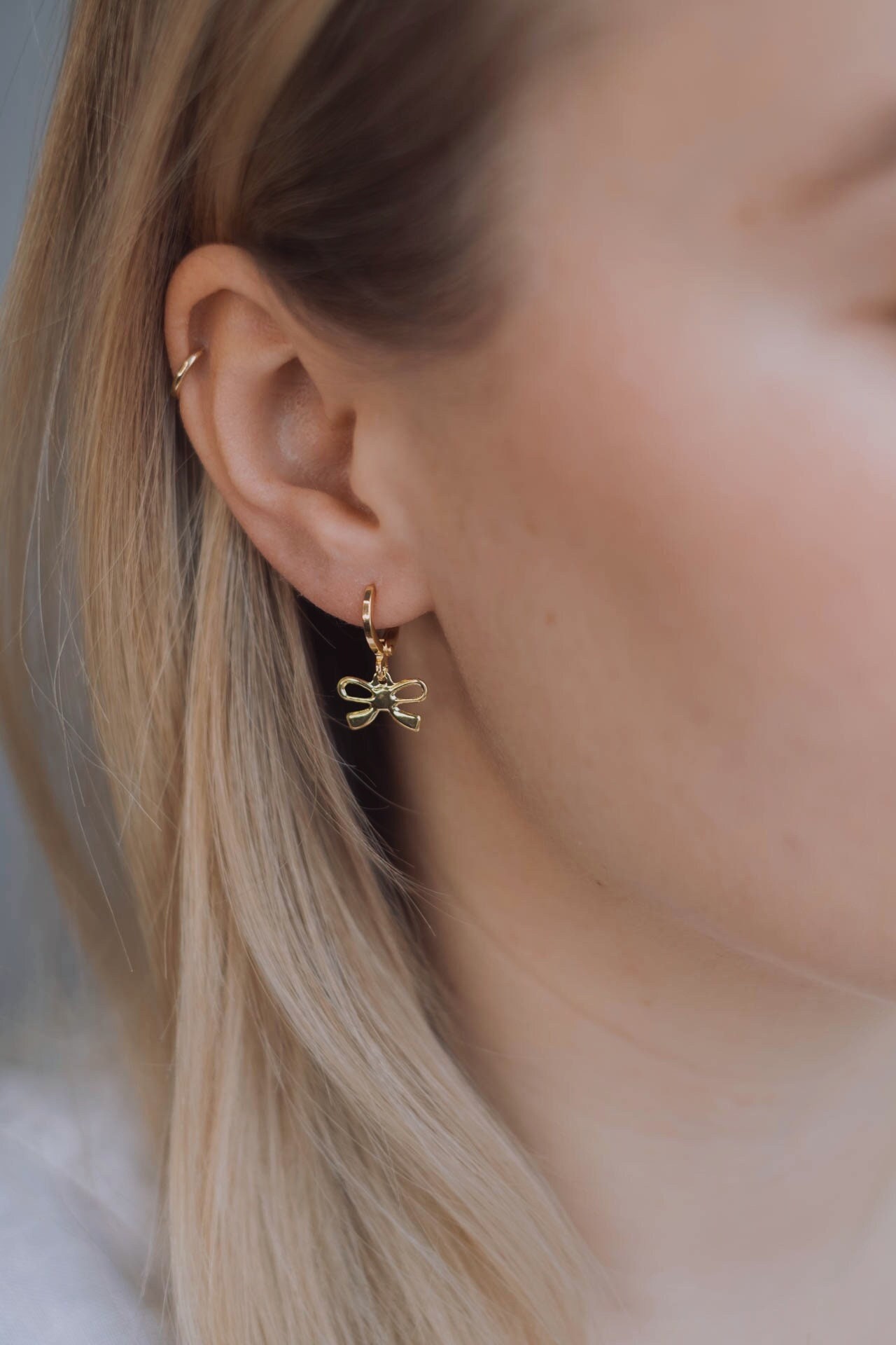 Schleifen Creole Ohrringe Gold Mit Anhänger Bow von SophistiqueJewellery