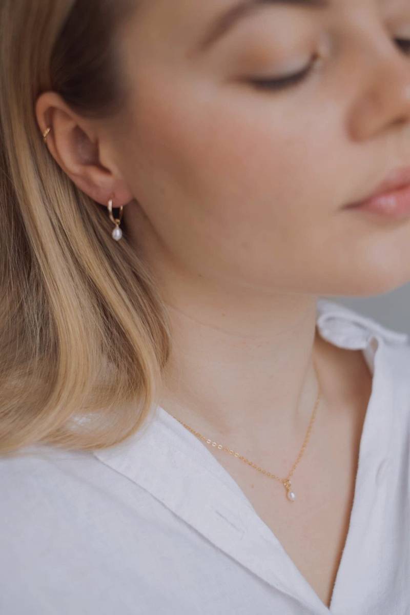 Zierliche Kette Gold Mit Kleinem Perlenanhänger 14K Filled Jules von SophistiqueJewellery