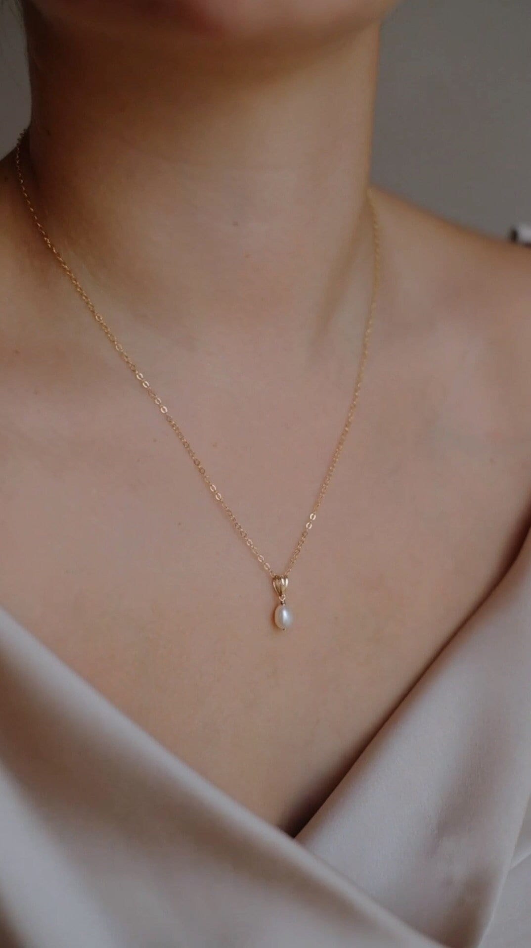 Zierliche Kette Gold Mit Perlenanhänger 14K Filled Juliette von SophistiqueJewellery