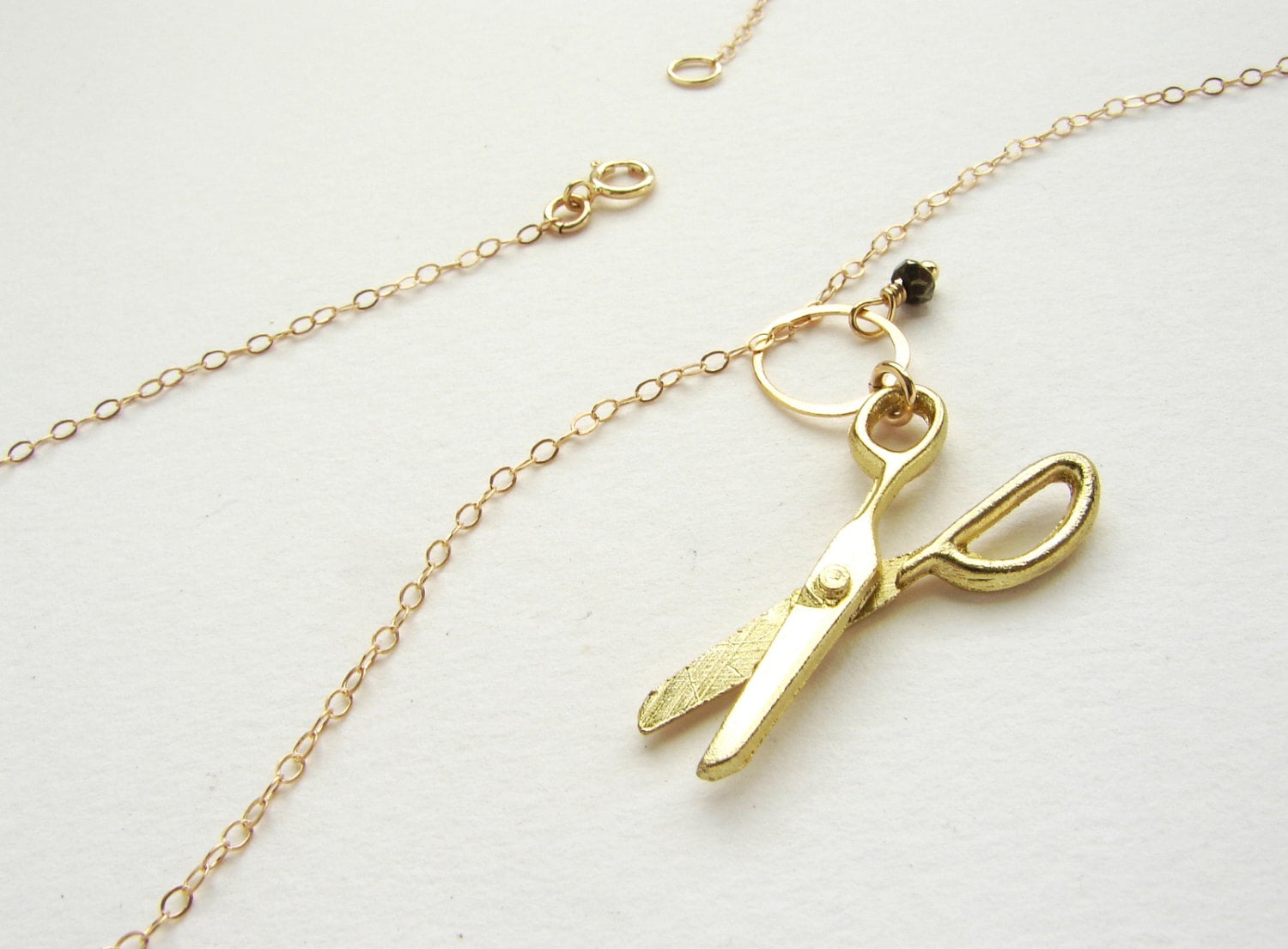 Gold Schere Halskette, Miniatur Charm, Pyrit Stein Anhänger 14Kt Gold Filled Kette, Halskette Gold Schere Halskette, Miniatur Charm, Pyrit Stein Anhänger 14Kt Gold Filled Kette, Halskette von SoraDesignsBlack