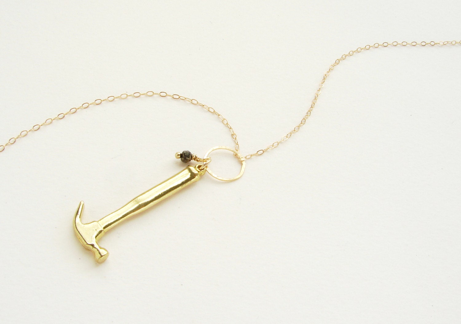 Goldener Hammer Halskette, Miniatur Anhänger, Pyritstein 14Kt Gold Filled Kette, Miniatur-Werkzeug Anhänger Goldener Hammer Halskette, Miniatur Anhänger, Pyritstein 14Kt Gold Filled Kette, Miniatur-Werkzeug Anhänger von SoraDesignsBlack