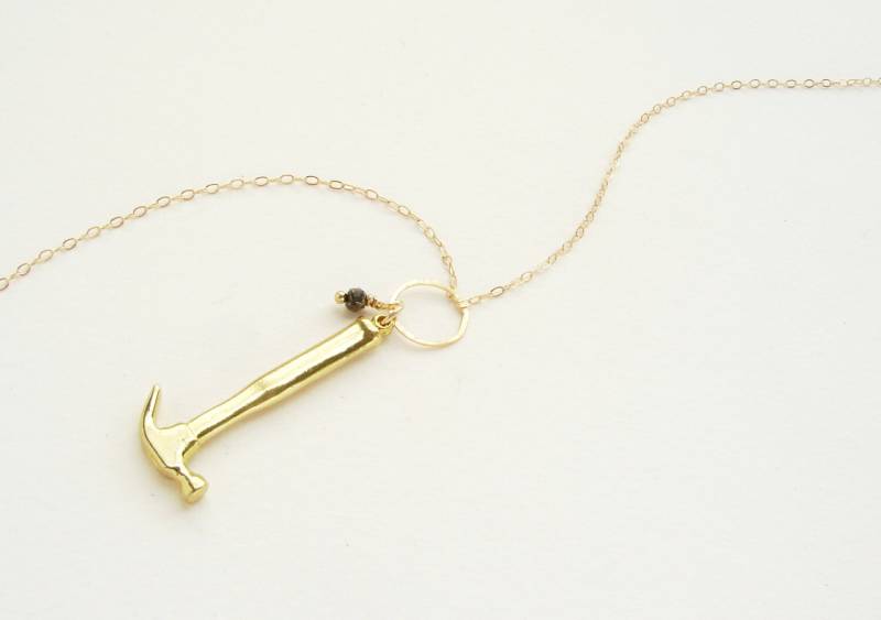 Goldener Hammer Halskette, Miniatur Anhänger, Pyritstein 14Kt Gold Filled Kette, Miniatur-Werkzeug Anhänger von SoraDesignsBlack