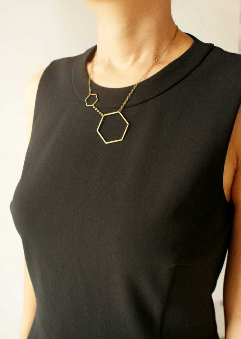 Hexagon Statement Halskette, Waben Geschenk Für Chemiker Sie von SoraDesignsBlack