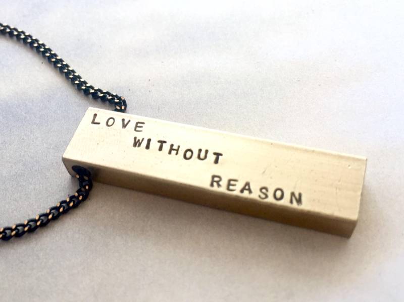 Inspiration Halskette, Liebe Ohne Grund, Personalisierte Mantra Namenskette, Self Care Zitat Motivation Geschenk von SoraDesignsBlack