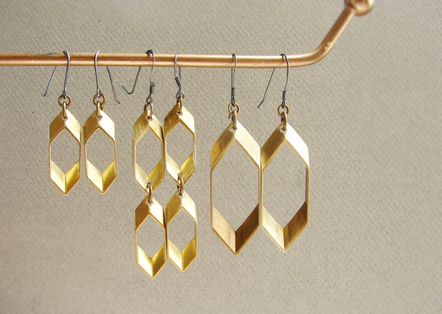 Kleine Sechseck Ohrringe, Wabenohrringe, Dreidimensionale Honigwabenohrringe, Messing Sechseckohrringe, Sechseckohrringe von SoraDesignsBlack