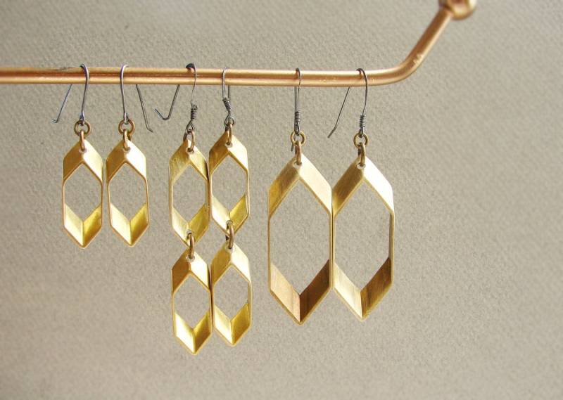 Kleine Sechseck Ohrringe, Wabenohrringe, Dreidimensionale Honigwabenohrringe, Messing Sechseckohrringe, Sechseckohrringe von SoraDesignsBlack