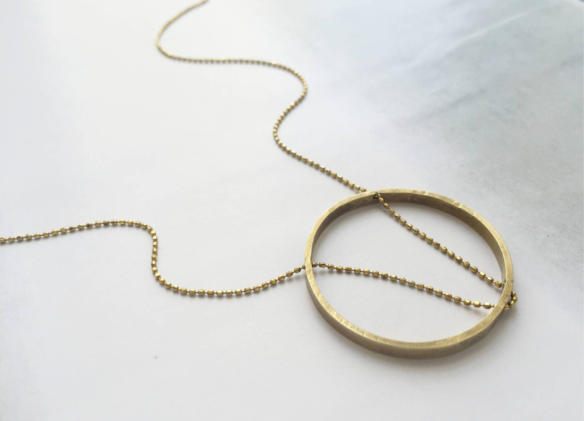 Kleine Unendlichkeit Kreis Halskette, Gewebte Kette Anhänger Halskette Kleine Unendlichkeit Kreis Halskette, Gewebte Kette Anhänger Halskette von SoraDesignsBlack