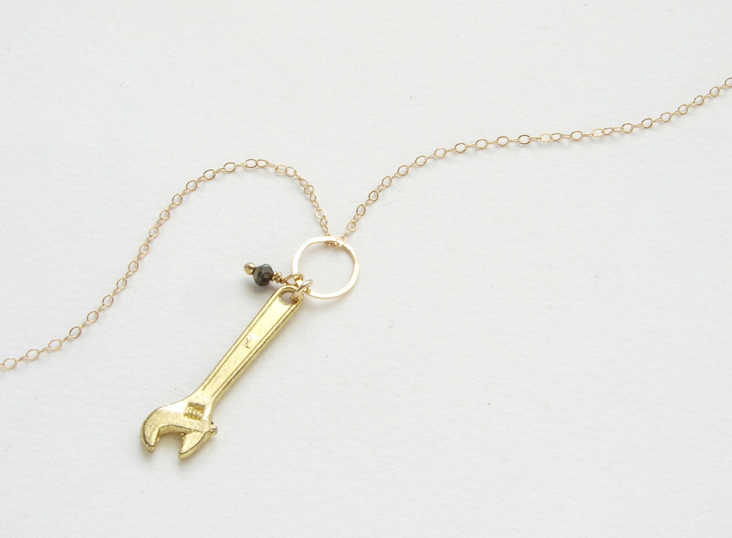 Miniatur-Schraubenschlüssel, Pyritstein 14Kt Gold Filled Kette, Miniatur-Werkzeugserie Miniatur-Schraubenschlüssel, Pyritstein 14Kt Gold Filled Kette, Miniatur-Werkzeugserie von SoraDesignsBlack