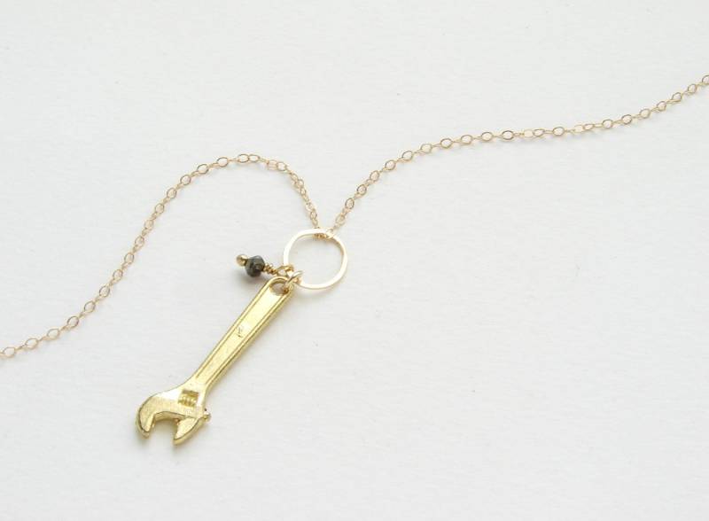 Miniatur-Schraubenschlüssel, Pyritstein 14Kt Gold Filled Kette, Miniatur-Werkzeugserie von SoraDesignsBlack