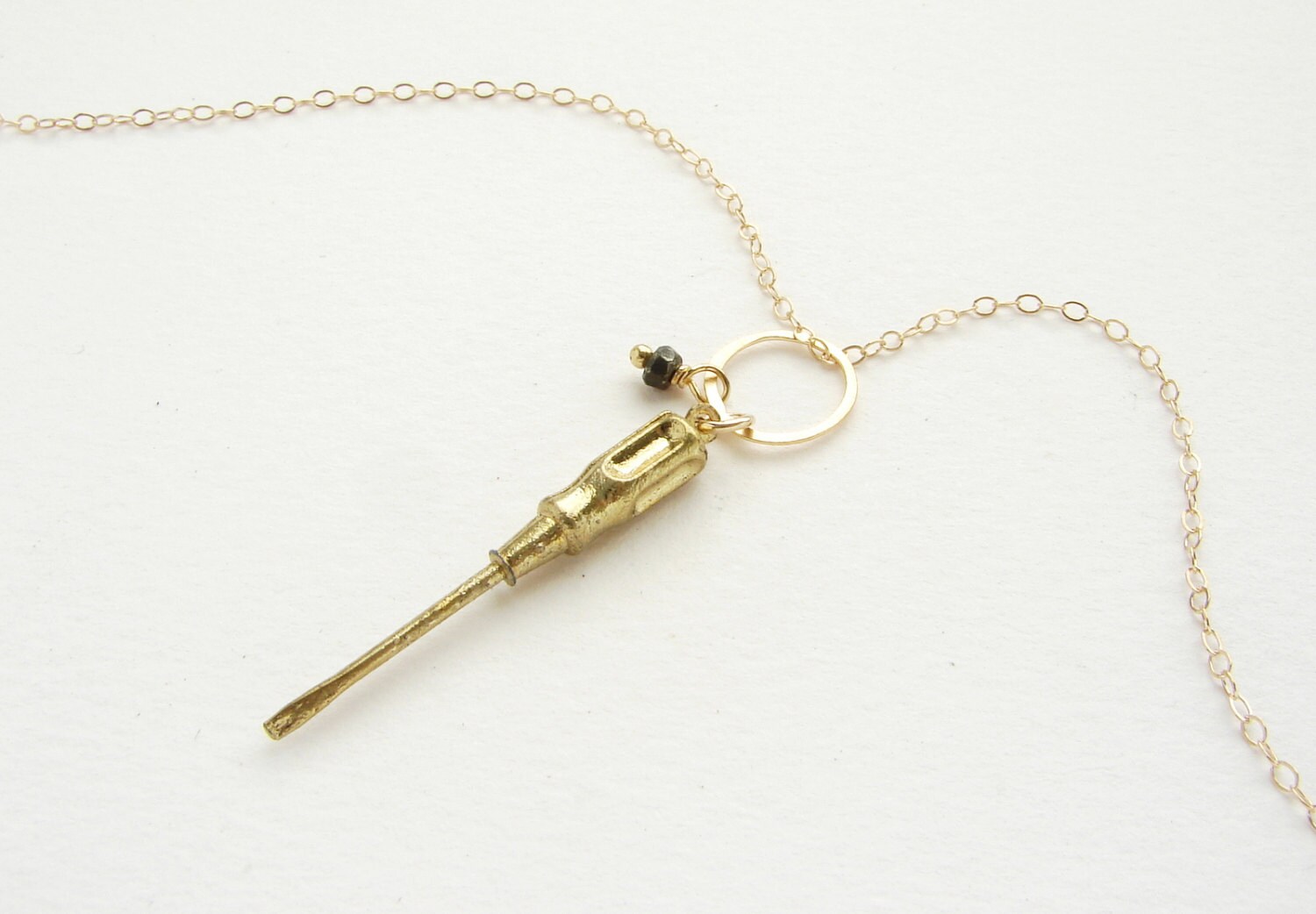 Miniatur-Schraubenzieher-Halskette, Goldener Miniatur-Schraubenzieher, Pyritstein 14Kt Gold Gefüllte Kette, Miniatur-Werkzeugserie Miniatur-Schraubenzieher-Halskette, Goldener Miniatur-Schraubenzieher, Pyritstein 14Kt Gold Gefüllte Kette, Miniatur-Werkzeugserie von SoraDesignsBlack