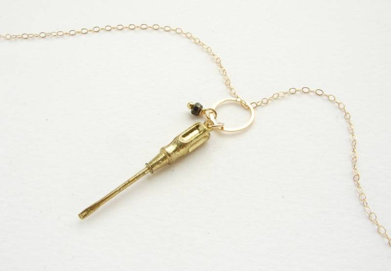 Miniatur-Schraubenzieher-Halskette, Goldener Miniatur-Schraubenzieher, Pyritstein 14Kt Gold Gefüllte Kette, Miniatur-Werkzeugserie von SoraDesignsBlack