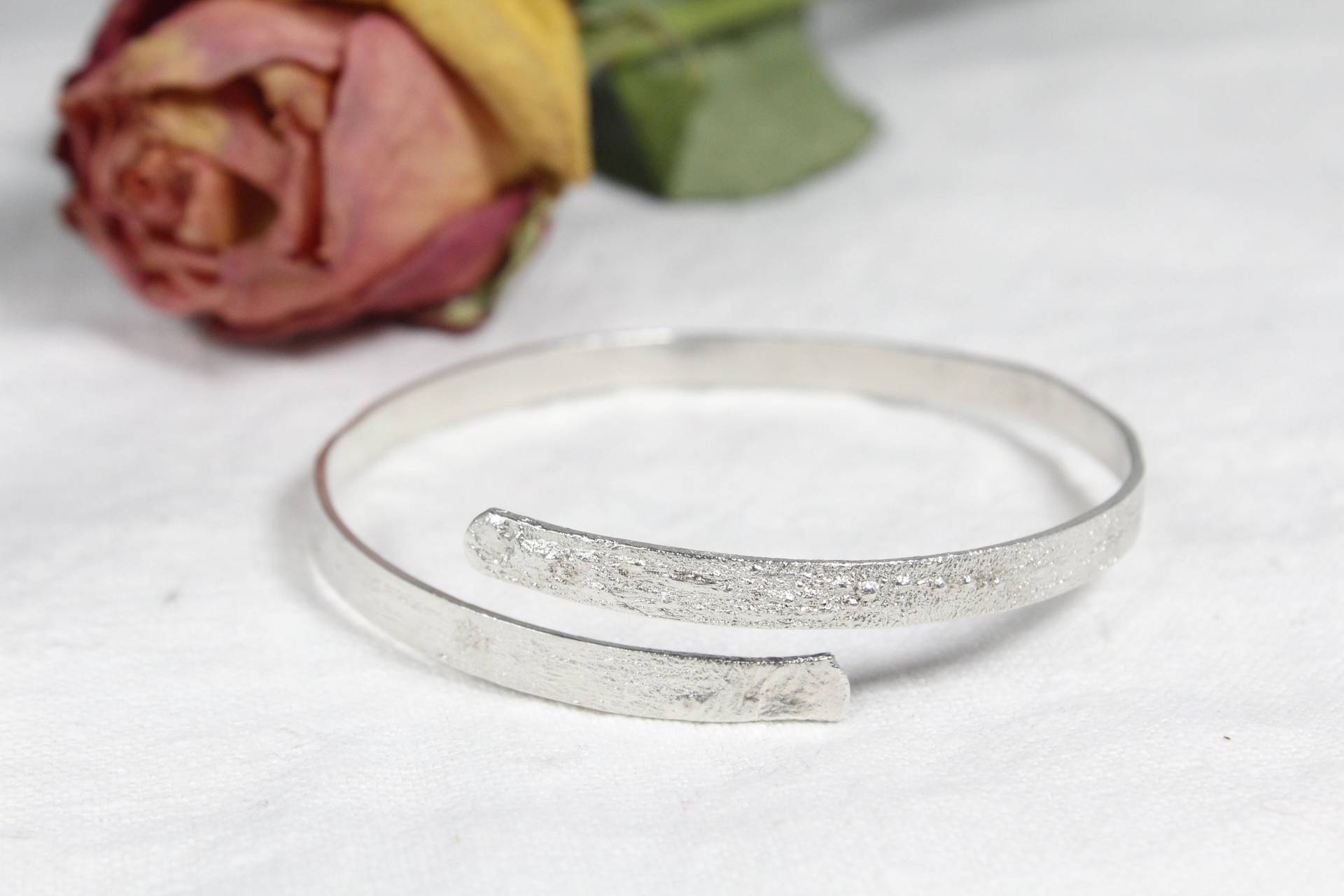 Brazalete Textura Lunar, Hecho A Mano En Plata 925Ml. Pulsera Minimalista Verstellbar. Joyeria Artesanal Brazalete Textura Lunar, Hecho A Mano En Plata 925Ml. Pulsera Minimalista Verstellbar. Joyeria Artesanal von SorayaMartinJoyas