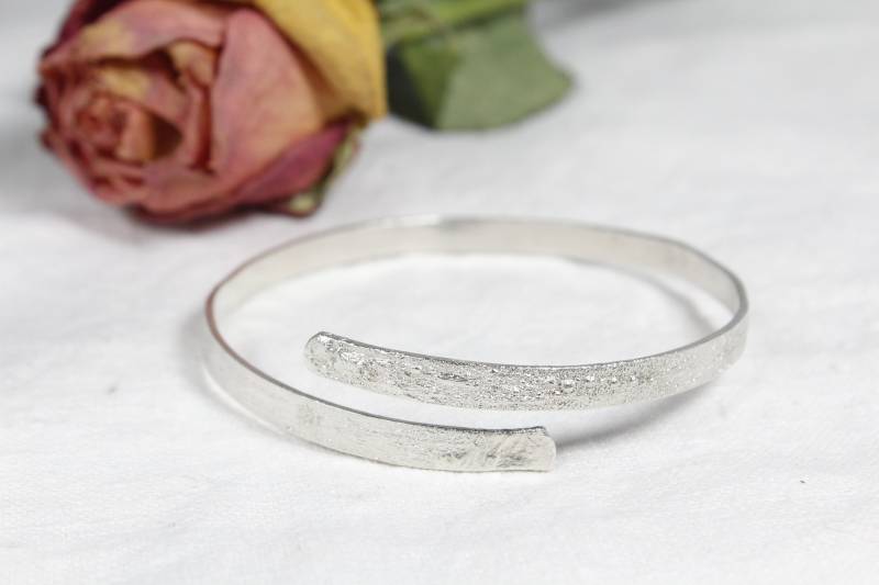 Brazalete Textura Lunar, Hecho A Mano En Plata 925Ml. Pulsera Minimalista Verstellbar. Joyeria Artesanal Brazalete Textura Lunar, Hecho A Mano En Plata 925Ml. Pulsera Minimalista Verstellbar. Joyeria Artesanal von SorayaMartinJoyas