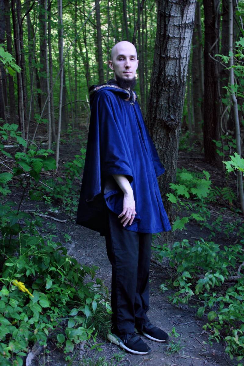 Kurzer Blauer Samt Ovaler Umhang - Schwarzes Futter von SorceryStyle