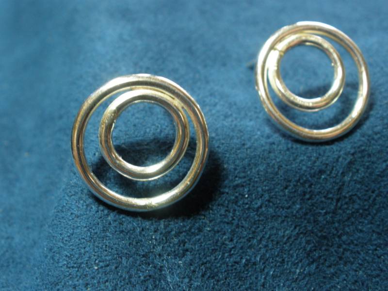 Einfache Kreis-In-Kreis-Ohrstecker Aus Sterlingsilber Einfache Kreis-In-Kreis-Ohrstecker Aus Sterlingsilber von SoreThumbSilver