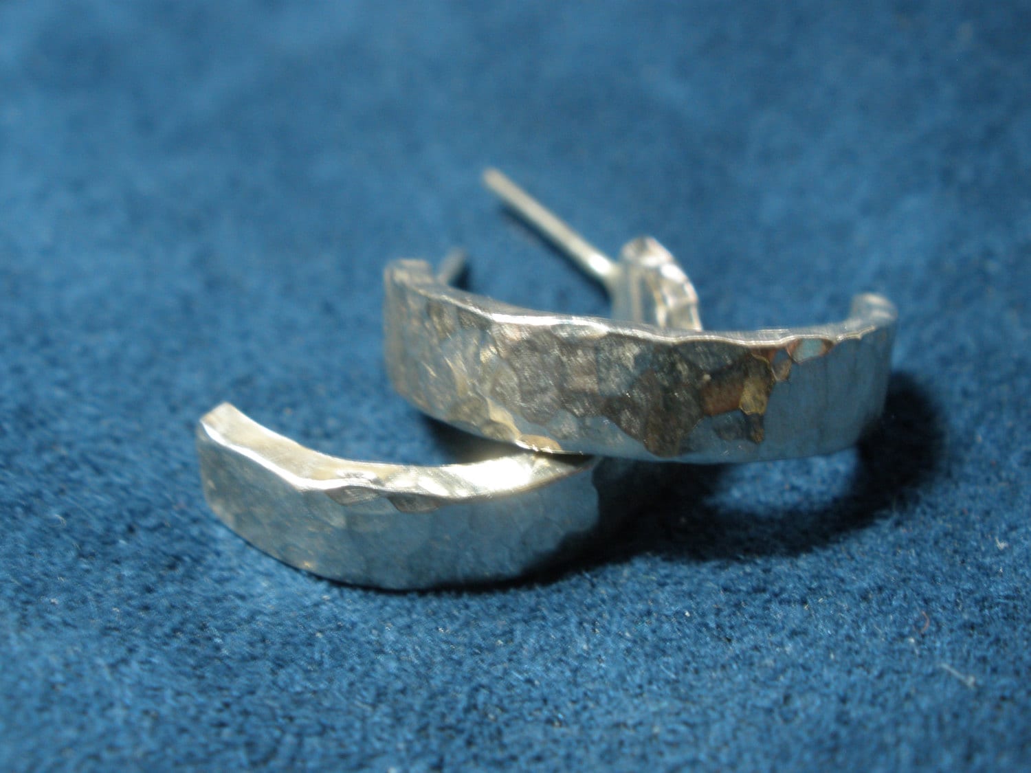 Gehämmerte Halbrunde 925Er Silber Ohrstecker Gehämmerte Halbrunde 925Er Silber Ohrstecker von SoreThumbSilver