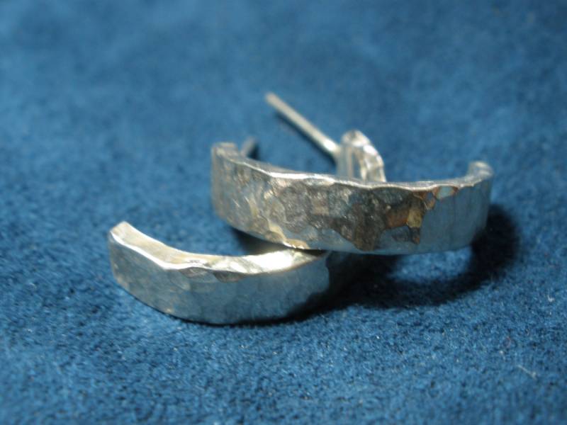 Gehämmerte Halbrunde 925Er Silber Ohrstecker Gehämmerte Halbrunde 925Er Silber Ohrstecker von SoreThumbSilver