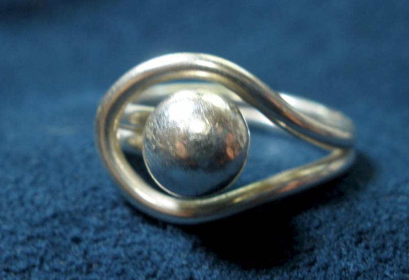 Geschwungener Silberring Mit Massiver Silberkugel Geschwungener Silberring Mit Massiver Silberkugel von SoreThumbSilver
