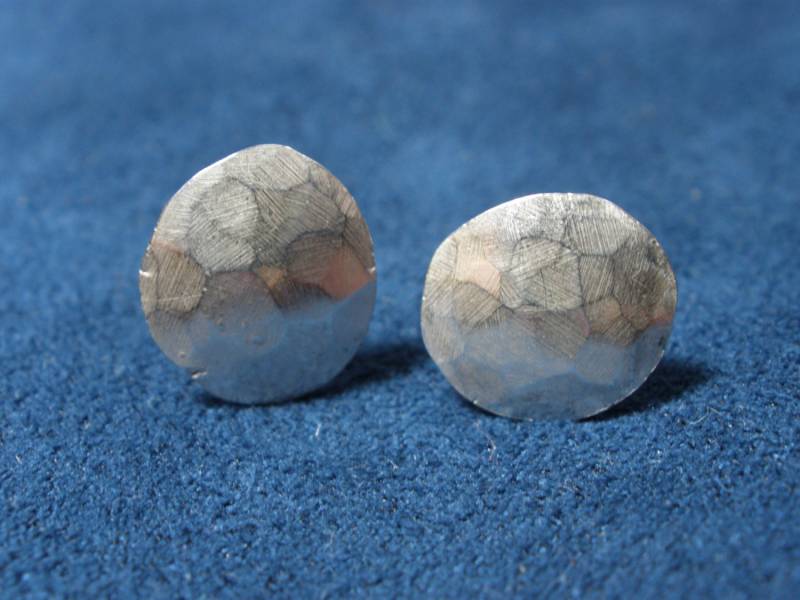 Kleine Sterling Silber Domed Gehämmert Ohrstecker Kleine Sterling Silber Domed Gehämmert Ohrstecker von SoreThumbSilver
