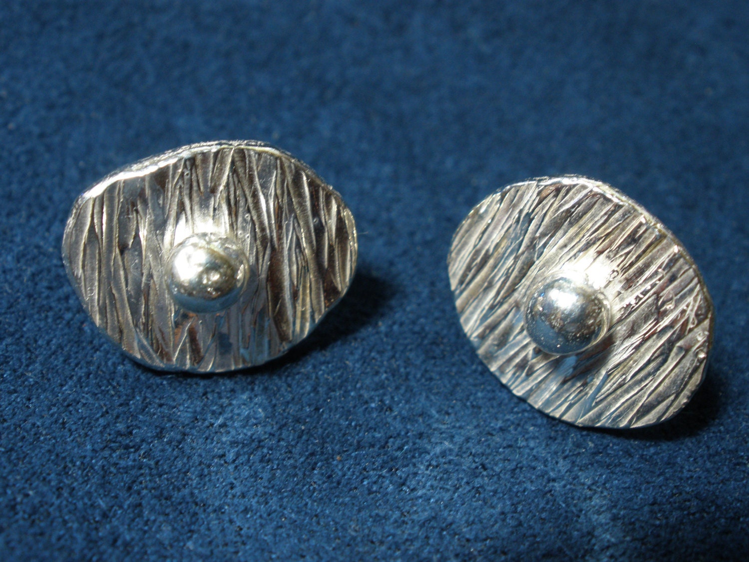 Sterling Silber Strukturierte Form Mit Silberne Kugel Sterling Silber Strukturierte Form Mit Silberne Kugel von SoreThumbSilver