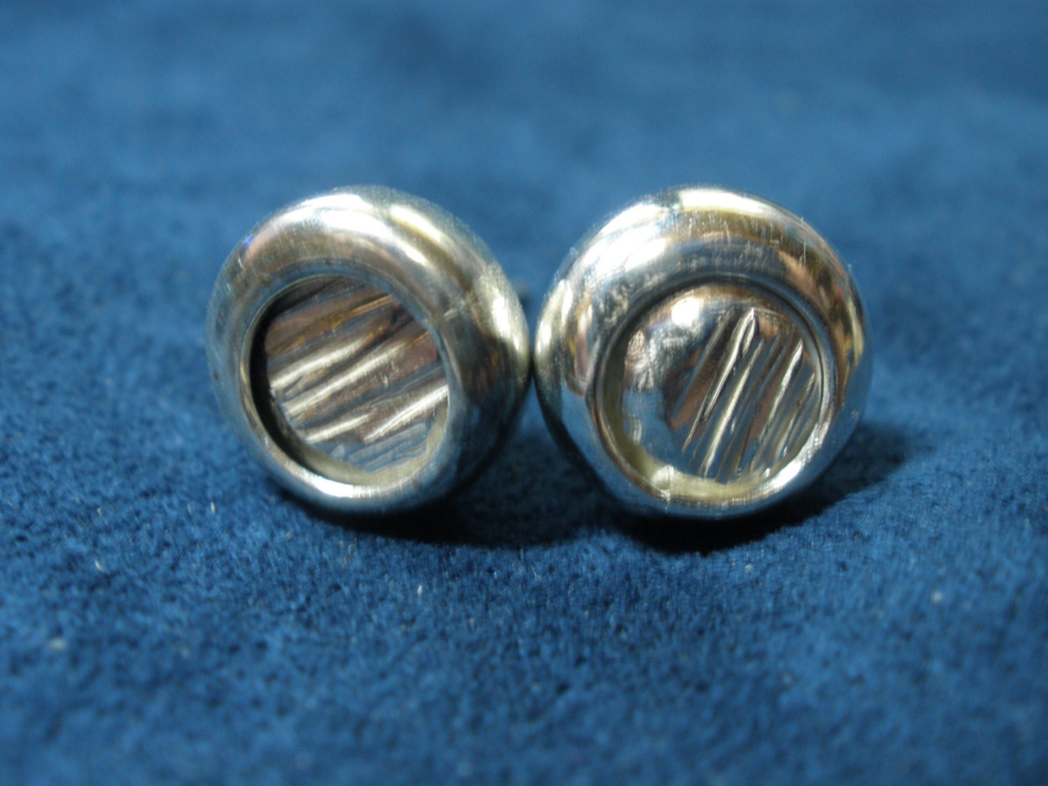 sterling Silber Gehämmert Eingebettete Ohrstecker sterling Silber Gehämmert Eingebettete Ohrstecker von SoreThumbSilver