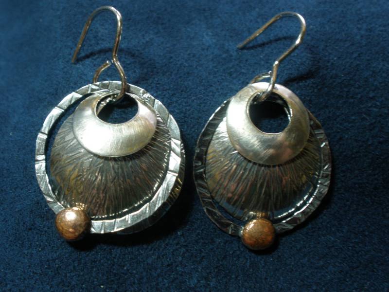 sterling Silber Gemusterte Gewölbte Scheibe Mit Band Und Kupfer Ball Ohrringe sterling Silber Gemusterte Gewölbte Scheibe Mit Band Und Kupfer Ball Ohrringe von SoreThumbSilver