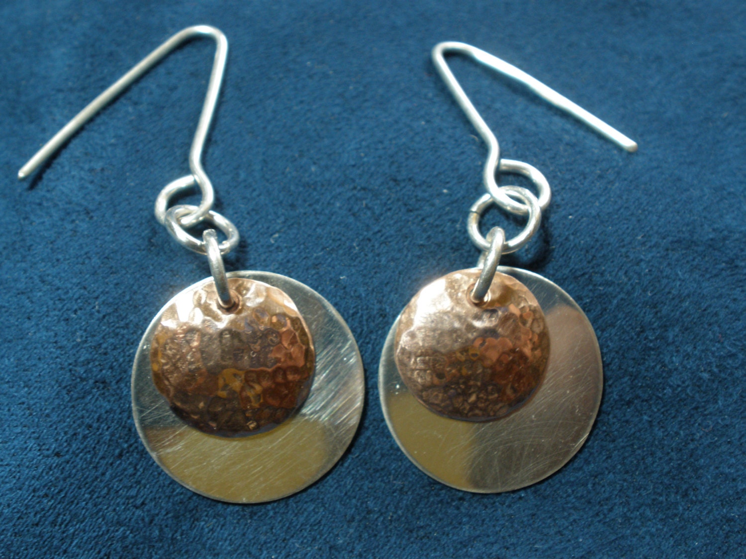 sterling Silber Und Gehämmerte Kupfer-Scheibe Ohrringe sterling Silber Und Gehämmerte Kupfer-Scheibe Ohrringe von SoreThumbSilver