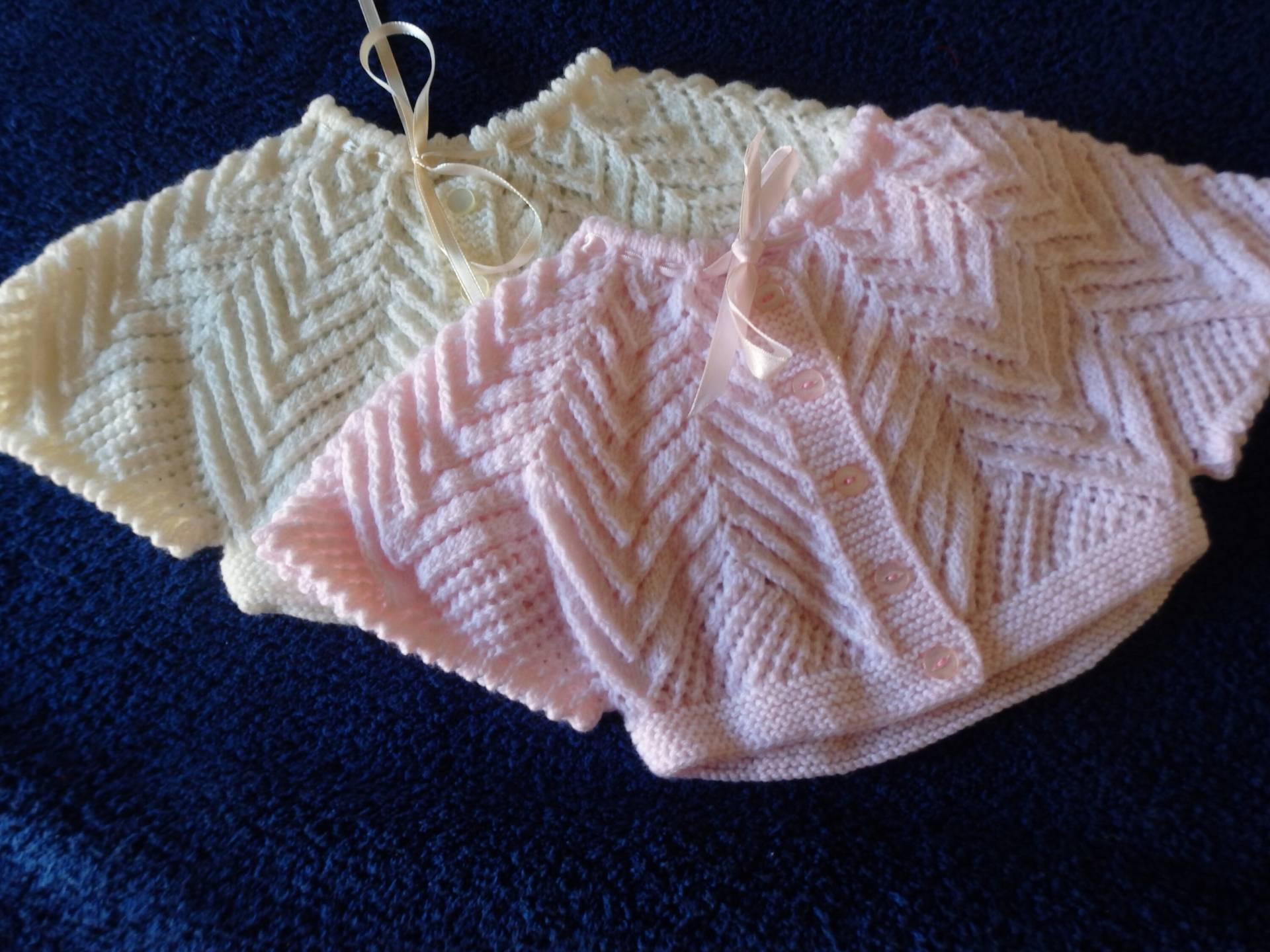 Neu - Handgestrickte Baby Matinee Jacke in Wunschfarbe Erhältlich von Sorelknitting
