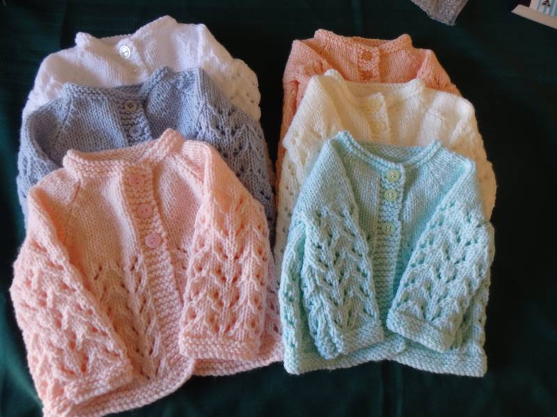 Neu - Handgestrickte Babyjacke Erhältlich in Den Farben Deiner Wahl Neu - Handgestrickte Babyjacke Erhältlich in Den Farben Deiner Wahl von Sorelknitting