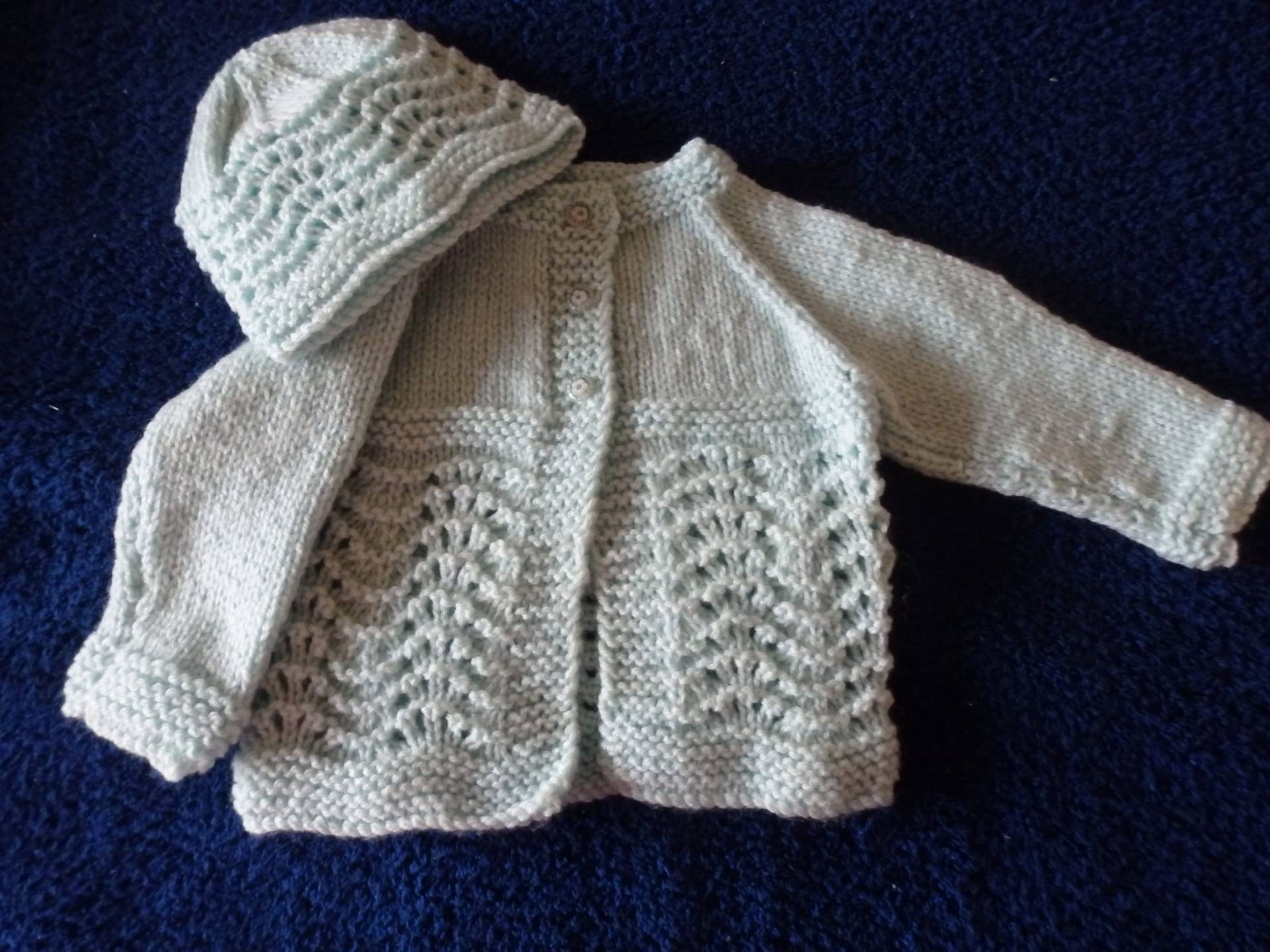 Neu - Handgestricktes Baby Outfit, Matinee Jacke Und Mütze von Sorelknitting
