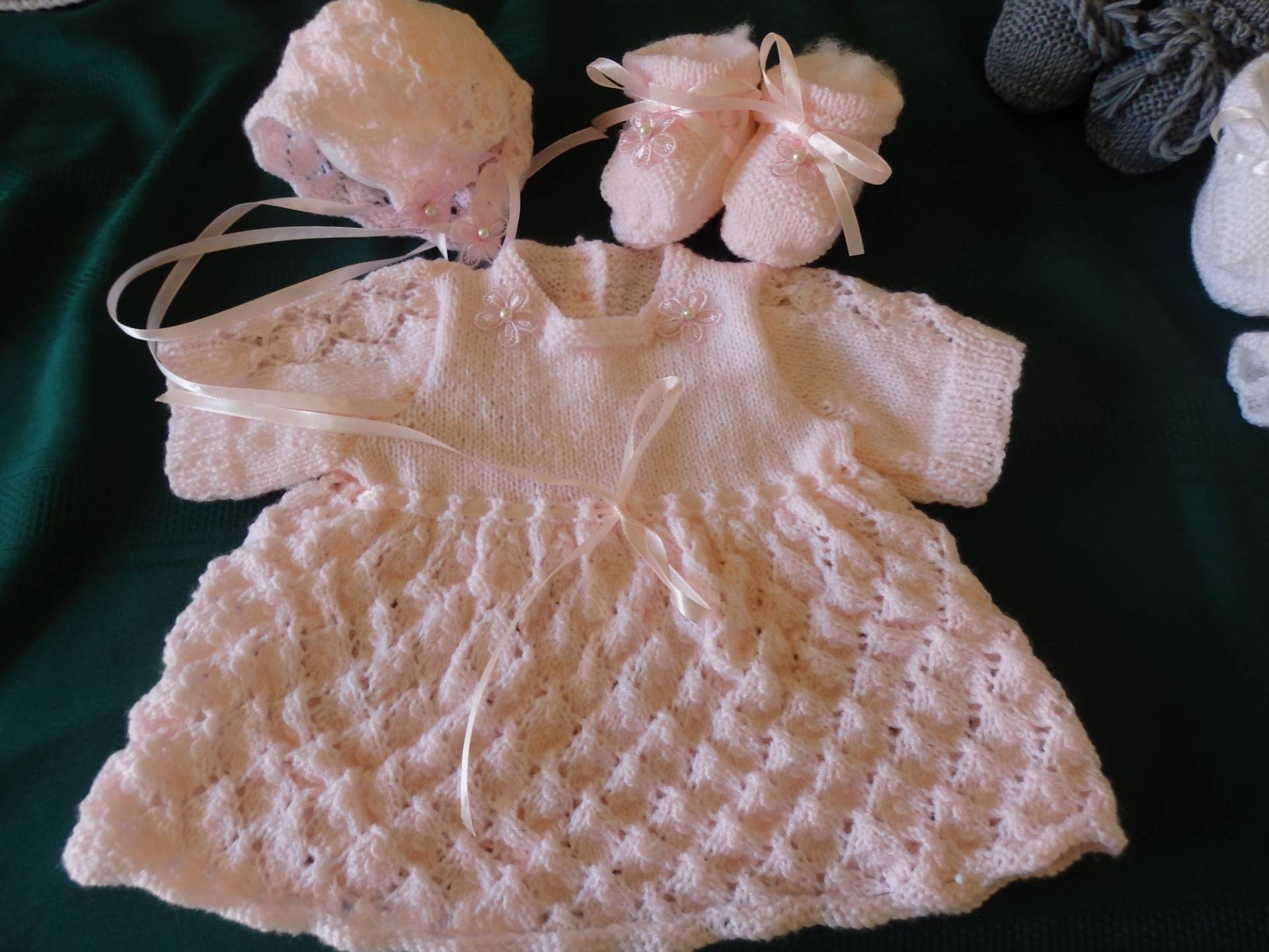 Neu - Handgestricktes Babyset Kleid, Häubchen, Schühchen von Sorelknitting