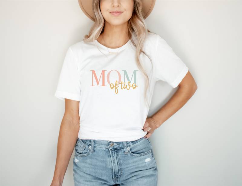 Mama T-Shirt Mit Buntem Aufdruck Mom Of One Oder Two Of Three in Verschiedenen Farben Als Geschenk Für Zu Weihnachten von SorellaShirts