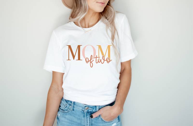 Mama T-Shirt Mit Buntem Aufdruck Mom Of One Oder Two Three in Verschiedenen Farben Als Geschenk Zum Geburtstag/Muttertag von SorellaShirts