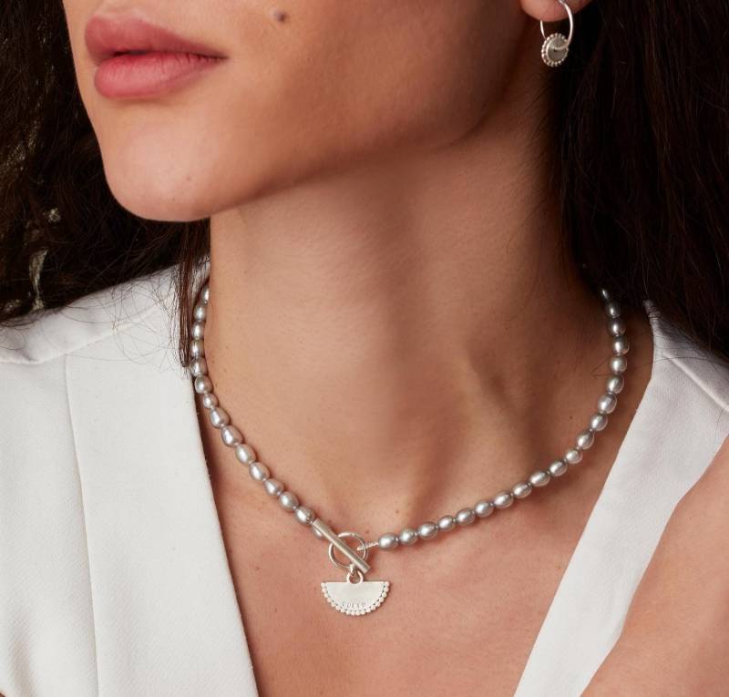 Personalisierte Graue Perlen T-Bar Halskette, Sterlingsilber Fächer Anhänger, Anpassbare Perlenkette, Moderner Perlenschmuck von SoremiJewellery