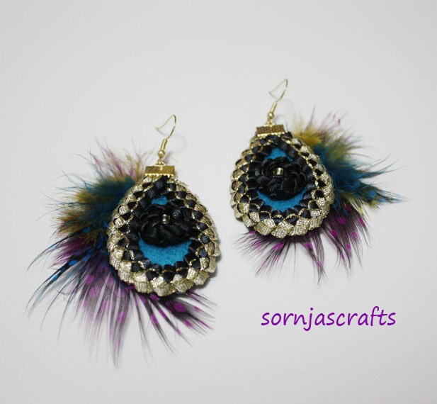 Augen Ohrringe, Schöne Ohrringe Mit Feder Und Glasperlen, Einzigartige Geflochtene Satinband Geschenk Für Sie, Neues Design von SornjasCrafts