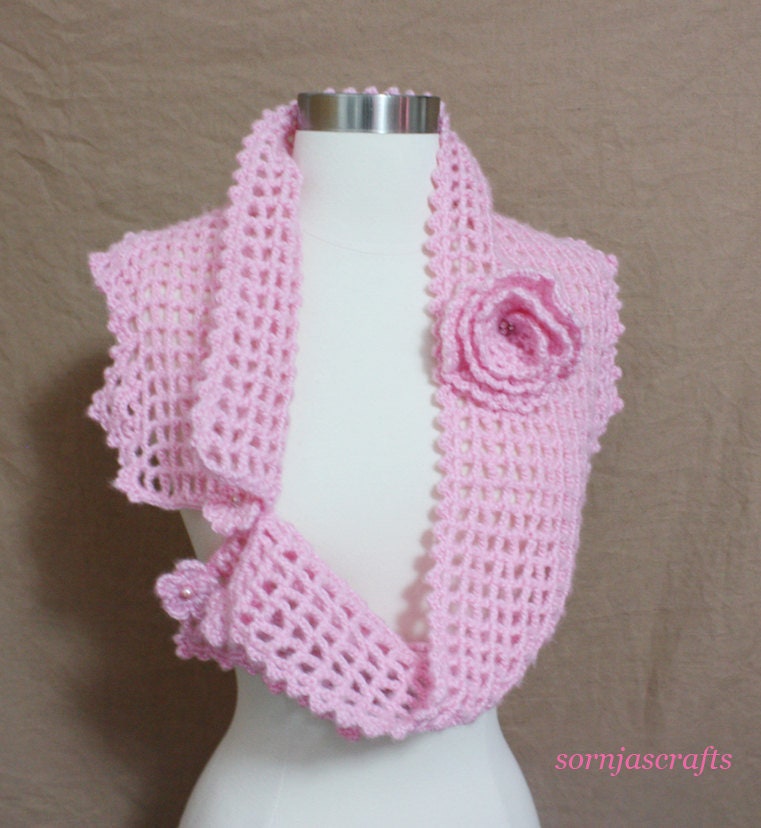 Sale/Sale/Lovely Crochet Cowl Schal Wrap Hellrosa Blume Schal, Häkelschal, Häkeln Cowl, Gehäkelter Abnehmbare Pin von SornjasCrafts