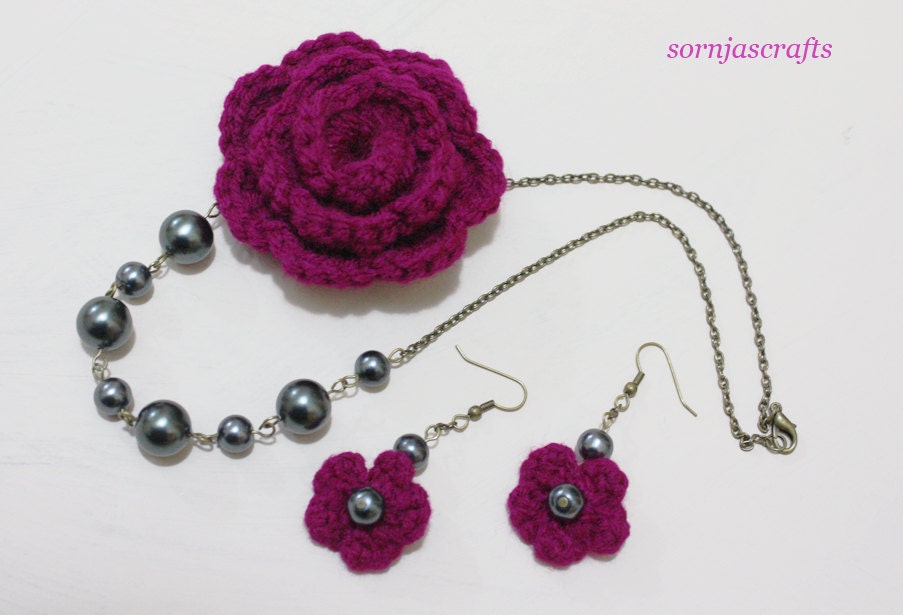 Sale/Set-Gehäkelte Boysenberry Blume Glasperlen Halskette/Ohrringe, Gehäkelte Halskette W Rustikale Gold Kette Und von SornjasCrafts