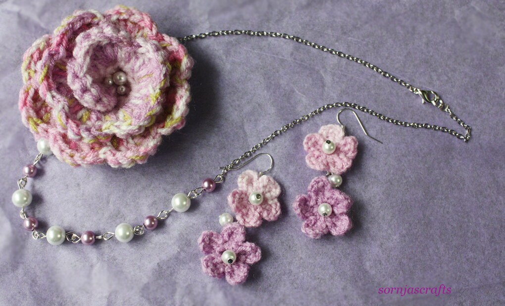 Sale/Set-Häkelblumen Glasperlen Halskette/Ohrringe, Häkelkette Mit Silberkette von SornjasCrafts