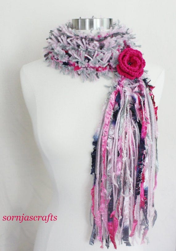 Sale - Einzigartiger Handgefertigter Pom Schal, Mehrfarbiger Schal Mit Feder Wimpern Garn, Abnehmbarer Blumen Pin, Original, Sornja von SornjasCrafts