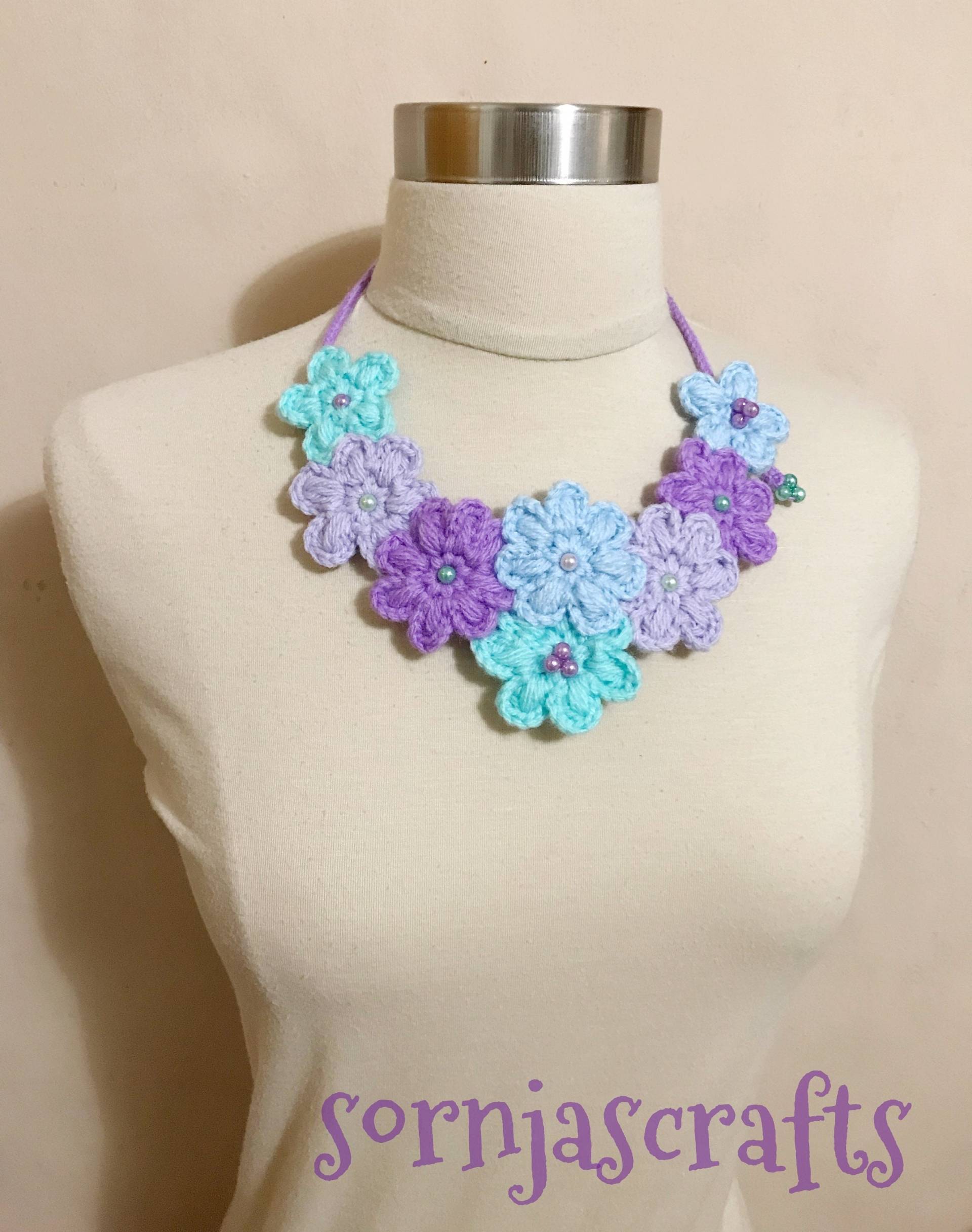 Schöne Gehäkelte Blumengarten Bib Halskette, Häkelkette Aqua Hellblau Lila Lavendel, Häkelblume von SornjasCrafts