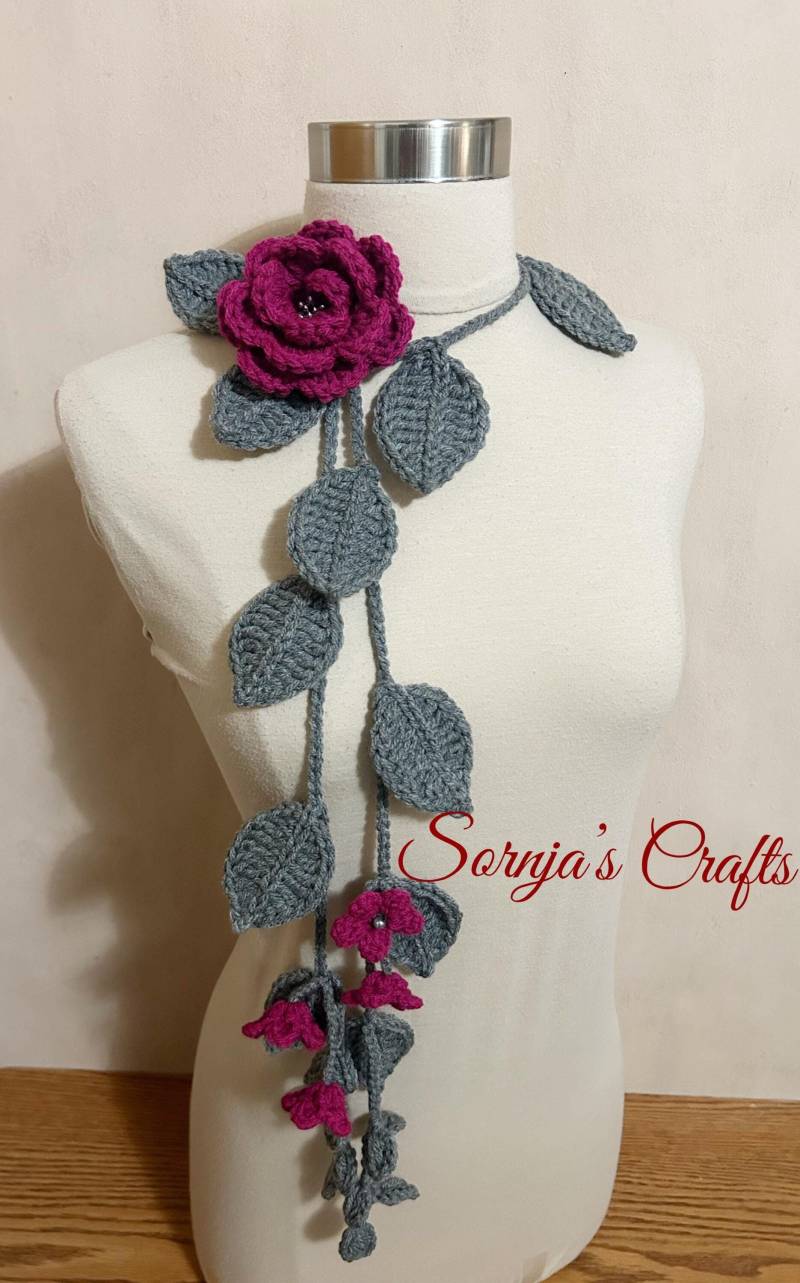 Sale/ Reg 27.00 Crochet Lariat, Schönes Häkeln Lariat/Halskette, Häkeln Grau Pflaume Blumen W Perlen Neck Wrap, Sornja von SornjasCrafts