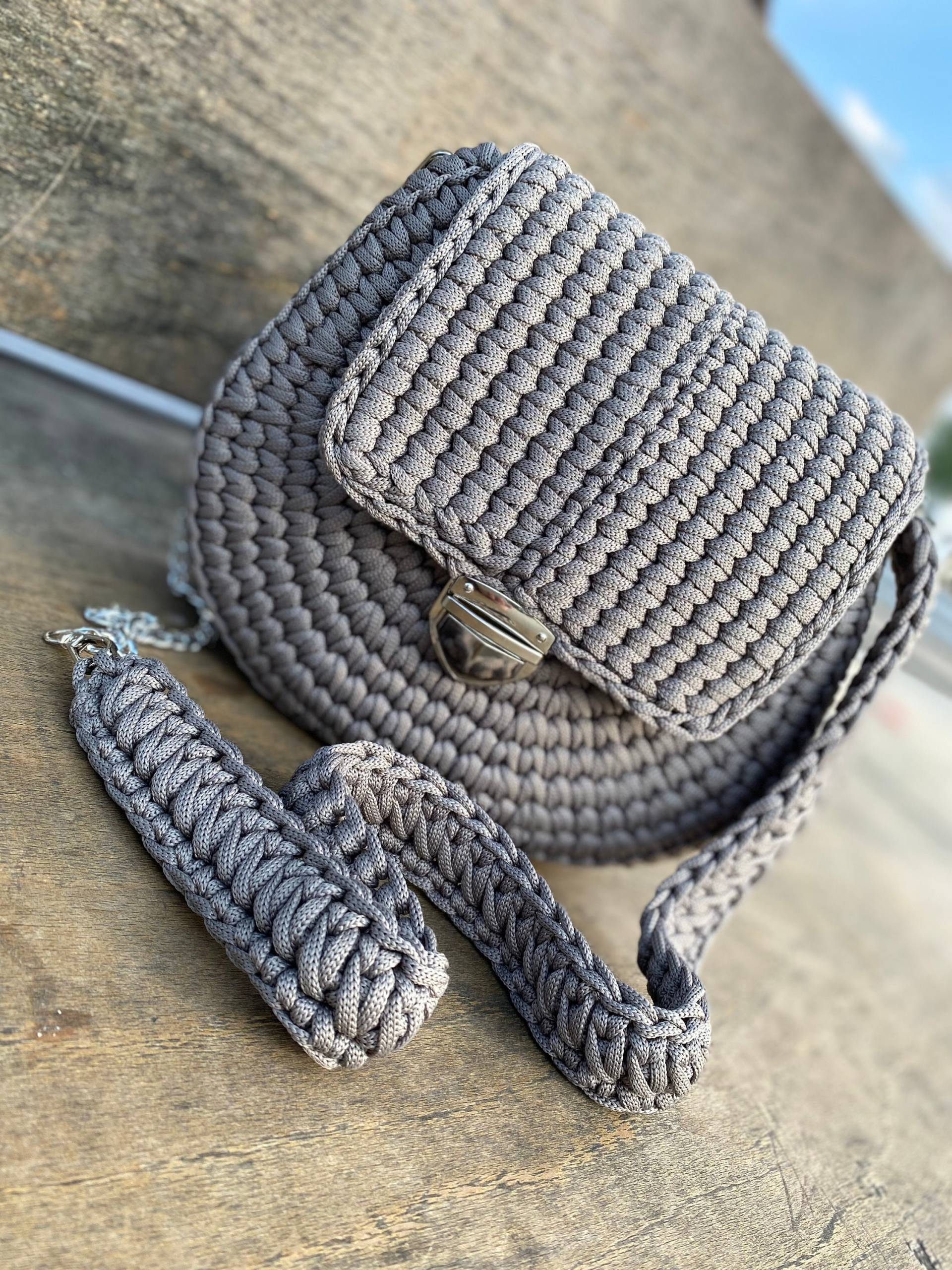 Handgefertigte Gehäkelte Tasche in Grau Handgefertigte Gehäkelte Tasche in Grau von SororDE