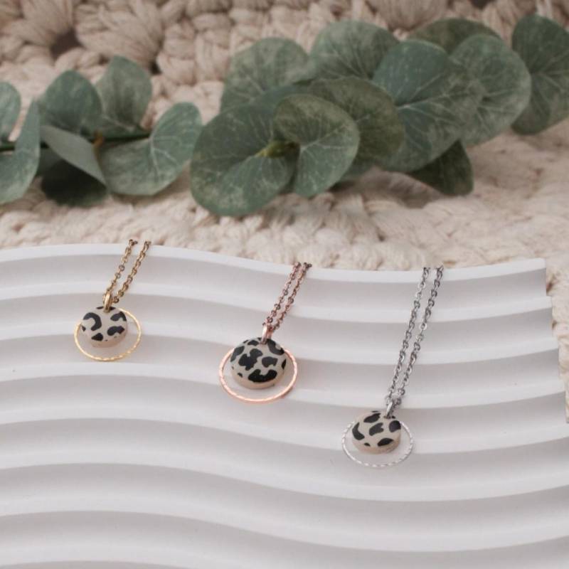 Halskette Mit Leo-Anhänger Beige-Schwarz | Anhänger Leomuster Leo I Edelstahl Kette Rundem von SoschoenShop