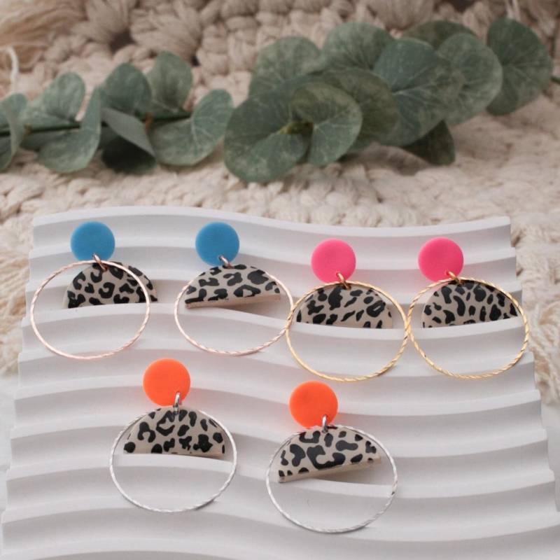 Leo Ohrringe Mit Neon-stecker I Leomuster | Leo Edelstahl Leichte Rund Polymer Ton Ohrring von SoschoenShop